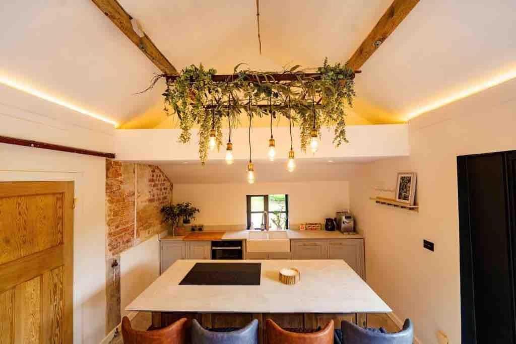 Luxury Barn With Hot Tub, Spa Treatments, Private Dining Little Budworth 외부 사진